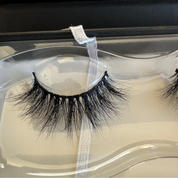 Brand New NIB Lilly Lashes 3D Mink Strip Lash Miami - Picture 2 of 9